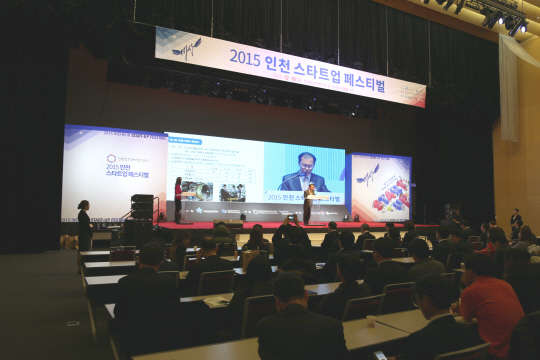 인천창조경제혁신센터가 18일일 인천 송도컨벤시아 프리미어 볼룸에서 '2015 인천스타트업페스티벌'을 개최했다.이번 페스티벌은 '비상'이라는 슬로건 아래 스마트 물류산업 육성과 유망 스타트업의 중국진출 지원 등 인천혁신센터의 성과 사례들을 종합적으로 선보였다. 인천창조경제혁신센터 제공